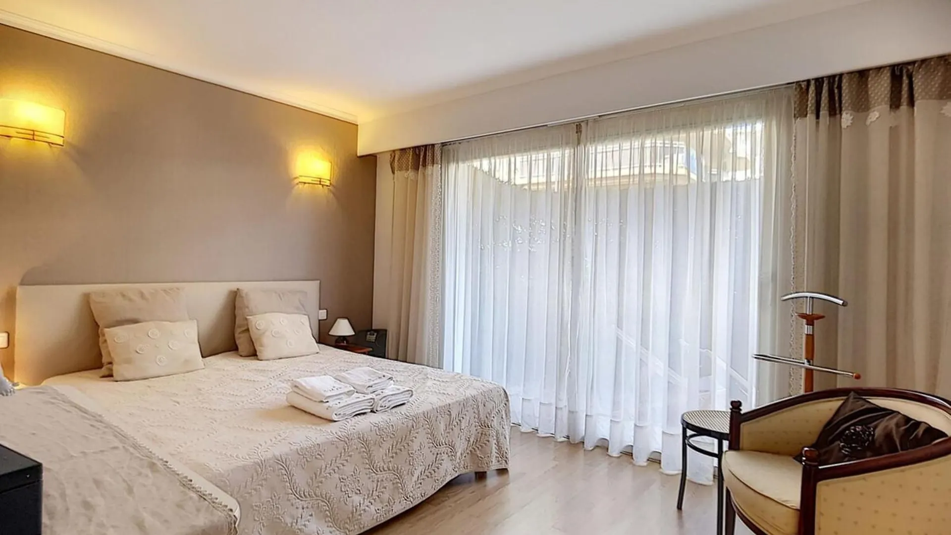 2 Bdr Apartment With Garden Next To The Croisette Cannes France