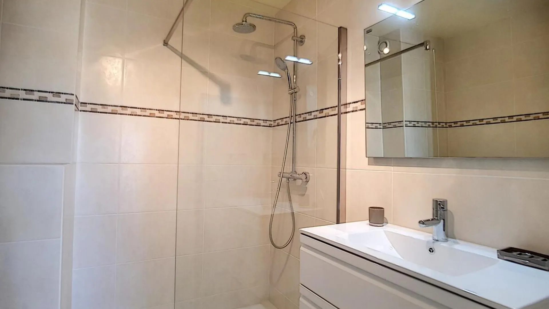2 Bdr Apartment With Garden Next To The Croisette Cannes France